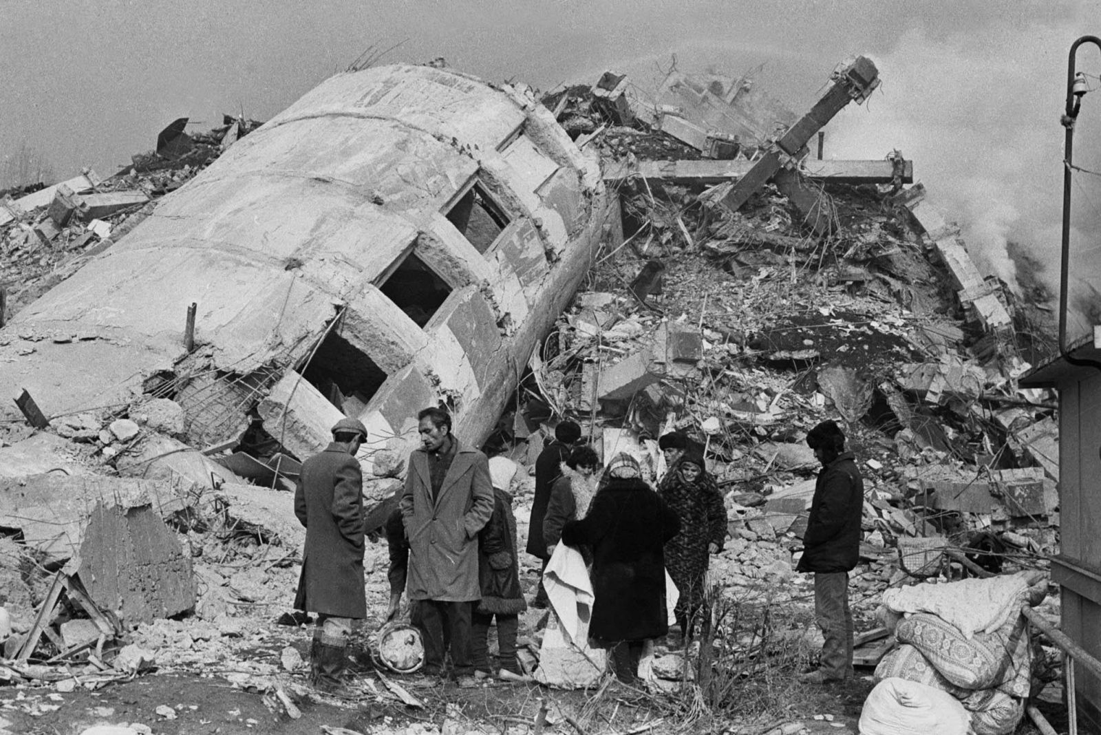 Ermenistan 1988 depreminde ölenleri anıyor